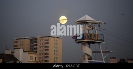 Brighton, Sussex, UK. 21st Dec 2018. A beautiful full moon rises above the zip wire ride on Brighton seafront this evening as the shortest day of the year comes to an end on the winter solstice Credit: Simon Dack/Alamy Live News  Stock Photo