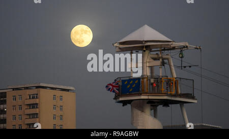 Brighton, Sussex, UK. 21st Dec 2018. A beautiful full moon rises above the zip wire ride on Brighton seafront this evening as the shortest day of the year comes to an end on the winter solstice Credit: Simon Dack/Alamy Live News  Stock Photo