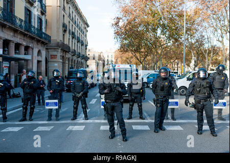 Barcelona, Spain, 21st Dec 2018. Catalna activists, CDR, clash with police during a cabinet meeting in Llotja palace, attacking them with trash bins Credit: davide bonaldo/Alamy Live News Stock Photo