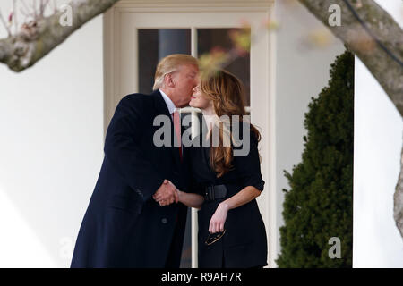 New York, USA. 29th Mar, 2018. U.S. President Donald Trump (L) kisses outgoing White House Communications Director Hope Hicks on the West Wing Colonnade before departing from the White House in Washington, DC, the United States, on March 29, 2018. White House Communications Director Hope Hicks said Wednesday that she is resigning, becoming the third person to leave the post during President Donald Trump's tenure beginning in January 2017. Credit: Ting Shen/Xinhua/Alamy Live News Stock Photo