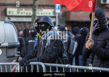 Barcelona, Barcelona, Spain. 21st Dec, 2018. Masked protesters are seen during the protest.Thousands of people demonstrate against the president of Spain, Sanchez, in Barcelona. The Reunion of ministers made in Barcelona was considered as a provocations from the pro-independence groups. Credit: Victor Serri/SOPA Images/ZUMA Wire/Alamy Live News Stock Photo