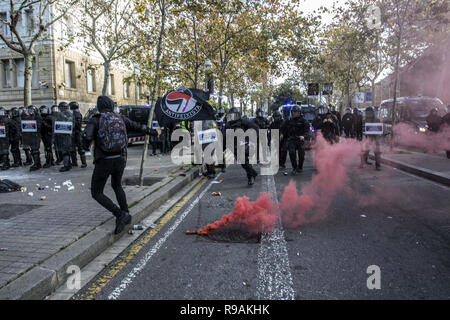 Barcelona, Barcelona, Spain. 21st Dec, 2018. Police officers clash with the protesters during the protest.Thousands of people demonstrate against the president of Spain, Sanchez, in Barcelona. The Reunion of ministers made in Barcelona was considered as a provocations from the pro-independence groups. Credit: Victor Serri/SOPA Images/ZUMA Wire/Alamy Live News Stock Photo
