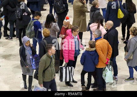 London, UK, 21st December 2018. Crowds of people are seen waiting for trains at London Waterloo Station as the annual festive Christmas getaway begins. This will lead to packed trains across the country leading to Christmas day. Credit: SOPA Images Limited/Alamy Live News Stock Photo