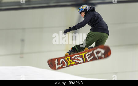 Bispingen, Germany. 22nd Dec, 2018. Ole Lindhorst jumps with his snowboard in the Snow Dome over a snow mountain. Credit: Philipp Schulze/dpa/Alamy Live News Stock Photo