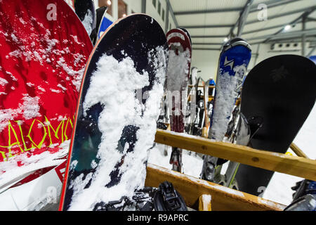 Bispingen, Germany. 22nd Dec, 2018. Snow hangs on a snowboard in the Snow Dome. Credit: Philipp Schulze/dpa/Alamy Live News Stock Photo
