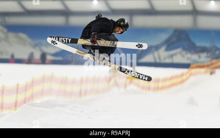 Bispingen, Germany. 22nd Dec, 2018. Carl-Philipp Hesse jumps with his skis in the Snow Dome over a snow mountain. Credit: Philipp Schulze/dpa/Alamy Live News Stock Photo