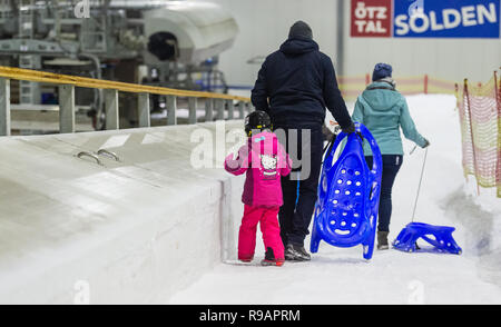 Bispingen, Germany. 22nd Dec, 2018. A family goes down the piste with sledges in the Snow Dome. Credit: Philipp Schulze/dpa/Alamy Live News Stock Photo