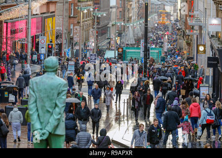 Glasgow, Scotland, UK. 22nd December, 2018. On a wet 'Super Saturday' thousands of Christmas shoppers came to Glasgow city centre to take advantage of the early sales in Glasgow's Style Mile, (Buchanan Street) and many also visited the international food fayre and funfair in the city centre's George Square Credit: Findlay/Alamy Live News Stock Photo