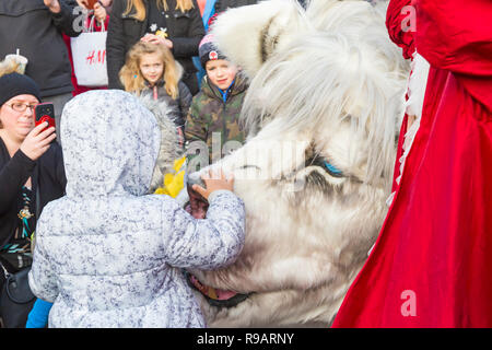 Bournemouth, Dorset, UK. 22nd December 2018. The Snow Lion and Red Queen do a walkabout through Bournemouth Lower Gardens for folk to see the mystey and majesty of the largest lion to walk the earth. From the Forest of Eternal Snow pads the giant white lion, a mythical emblem of the season celebrating the light of human kindness in  the depths of winters darkest days. Credit: Carolyn Jenkins/Alamy Live News Stock Photo