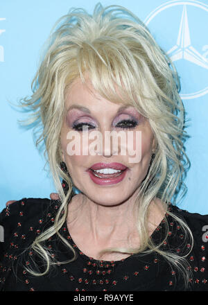 WEST HOLLYWOOD, LOS ANGELES, CA, USA - SEPTEMBER 15: Singer Dolly Parton arrives at the Variety And Women In Film Annual Pre Emmy Awards Celebration 2017 held at Gracias Madre on September 15, 2017 in West Hollywood, Los Angeles, California, United States. (Photo by Xavier Collin/Image Press Agency) Stock Photo
