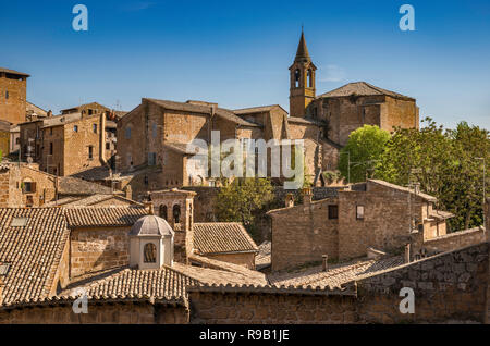 Medieval houses, Church of San Giovanni Evangelista, at Quartiere Vecchio (Old Quarter) district in Orvieto, Umbria, Italy Stock Photo