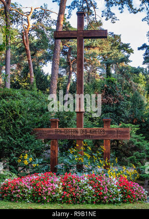 Berlin Waldfriedhof Dahlem (forest cemetery) is a graveyard on the edge of the Grunewald forest at Hüttenweg 47. Designed 1931-33 Stock Photo