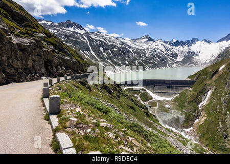 Road to Oberaarsee hydroelectric reservoir near Grimsel Pass, Switzerland Stock Photo