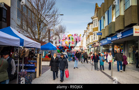 Bognor Regis, West Sussex, UK. 22nd December 2018. Christmas shoppers out on the last Saturday before Christmas. Credit Stuart C. Clarke/Alamy Live News. Stock Photo