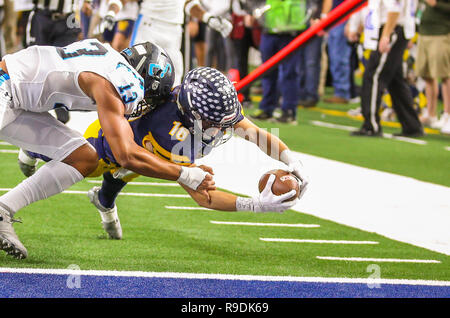 Arlington, Texas, USA. 12th Dec, 2018. Highland Park's Finnegan Corwin #16 dives for a touchdown during the UIL Texas state championships football game between the Highland Park Scots and the Shadow Creek Sharks at AT&T Stadium in Arlington, Texas. Kyle Okita/CSM/Alamy Live News Stock Photo