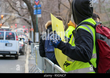 New York, New York, USA. 22nd Dec, 2018. Yellow vest NYC Protest at the French Consulate. Demonstration for solidarity for protestors in France and to come together against ruling class and it's politicians worldwide. Credit: SCOOTERCASTER/Alamy Live News Stock Photo