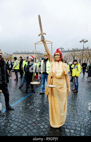 Paris, France. 22nd Dec, 2018. The yellow vests invest the Champs-Élysées and the Place Charles De Gaulle on December 22, 2018 in Paris, France. Credit: Bernard Menigault/Alamy Live News Stock Photo