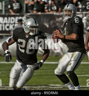 Oakland, California, USA. 31st Oct, 2010. Oakland Raiders quarterback Jason Campbell #8 is protected by running back Darren McFadden #20 on Sunday, October 31, 2010, at Oakland-Alameda County Coliseum in Oakland, California. The Raiders defeated the Seahawks 33-3. Credit: Al Golub/ZUMA Wire/Alamy Live News Stock Photo