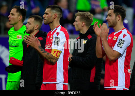 Aue, Germany. 23rd Dec, 2018. Soccer: 2nd Bundesliga, 18th matchday, FC Erzgebirge Aue - 1st FC Union Berlin in the Erzgebirgsstadion. Unions players thank the fans after the match. Credit: Daniel Schäfer/dpa - IMPORTANT NOTE: In accordance with the requirements of the DFL Deutsche Fußball Liga or the DFB Deutscher Fußball-Bund, it is prohibited to use or have used photographs taken in the stadium and/or the match in the form of sequence images and/or video-like photo sequences./dpa/Alamy Live News