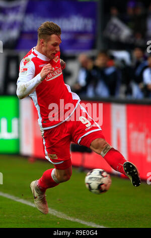 Aue, Germany. 23rd Dec, 2018. Soccer: 2nd Bundesliga, 18th matchday, FC Erzgebirge Aue - 1st FC Union Berlin in the Erzgebirgsstadion Aue Sebastian Polter gets the ball before it crosses the line Credit: Daniel Schäfer/dpa - IMPORTANT NOTE: In accordance with the requirements of the DFL Deutsche Fußball Liga or the DFB Deutscher Fußball-Bund, it is prohibited to use or have used photographs taken in the stadium and/or the match in the form of sequence images and/or video-like photo sequences./dpa/Alamy Live News