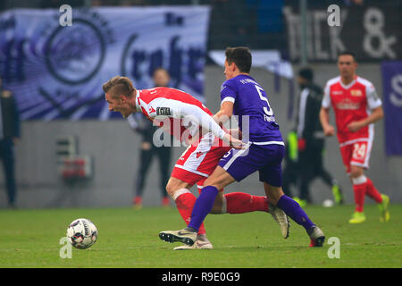 Aue, Germany. 23rd Dec, 2018. Soccer: 2nd Bundesliga, 18th matchday, FC Erzgebirge Aue - 1st FC Union Berlin in the Erzgebirgsstadion Aue Clemens Fandrich and Marvin Friedrich in the duel for the ball, behind them Manuel Schmiedebach Credit: Daniel Schäfer/dpa - IMPORTANT NOTE: In accordance with the requirements of the DFL Deutsche Fußball Liga or the DFB Deutscher Fußball-Bund, it is prohibited to use or have used photographs taken in the stadium and/or the match in the form of sequence images and/or video-like photo sequences./dpa/Alamy Live News