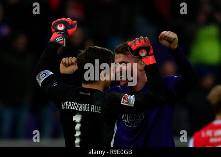 Aue, Germany. 23rd Dec, 2018. Soccer: 2nd Bundesliga, 18th matchday, FC Erzgebirge Aue - 1st FC Union Berlin in the Erzgebirgsstadion Aue Steve Breitkreuz and Martin Männel clap their hands after victory Credit: Daniel Schäfer/dpa - IMPORTANT NOTE: In accordance with the requirements of the DFL Deutsche Fußball Liga or the DFB Deutscher Fußball-Bund, it is prohibited to use or have used photographs taken in the stadium and/or the match in the form of sequence images and/or video-like photo sequences./dpa/Alamy Live News