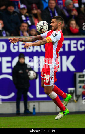Aue, Germany. 23rd Dec, 2018. Soccer: 2nd Bundesliga, 18th matchday, FC Erzgebirge Aue - 1st FC Union Berlin in the Erzgebirgsstadion Aue Christopher Trimmel am Ball Credit: Daniel Schäfer/dpa - IMPORTANT NOTE: In accordance with the requirements of the DFL Deutsche Fußball Liga or the DFB Deutscher Fußball-Bund, it is prohibited to use or have used photographs taken in the stadium and/or the match in the form of sequence images and/or video-like photo sequences./dpa/Alamy Live News