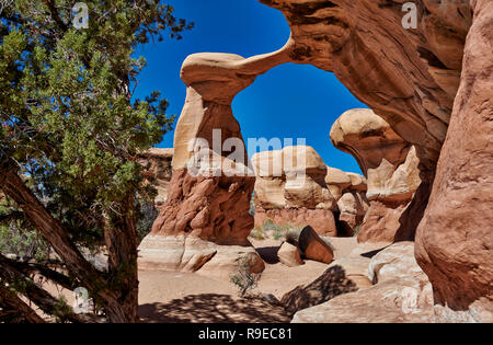 Metate Arch in Devils Garden, Grand Staircase-Escalante National Monument, Utah, USA, North America     Metate Arch in Devils Garden, Grand Staircase- Stock Photo
