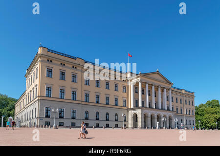 The Royal Palace (Det kongelige slott), Slottsparken, Oslo, Norway Stock Photo