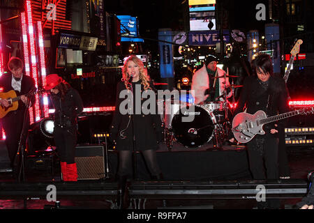 NEW YORK - DECEMBER 31:  Taylor Swift performs on stage at the ceremony to lower the New Years Eve ball in Times Square on December 31, 2008 in New York City.  (Photo by Steve Mack/S.D. Mack Pictures) Stock Photo