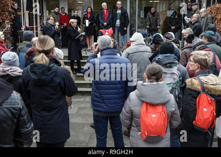 Hamburg, Germany. 24th Dec, 2018. Kirsten Fehrs, Bishop of the Evangelische Nordkirche, reads the Christmas story before the Day Care Center (TAS) for the Homeless on Christmas Eve. Credit: Markus Scholz/dpa/Alamy Live News Stock Photo