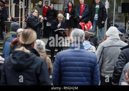 Hamburg, Germany. 24th Dec, 2018. Kirsten Fehrs, Bishop of the Evangelische Nordkirche, reads the Christmas story before the Day Care Center (TAS) for the Homeless on Christmas Eve. Credit: Markus Scholz/dpa/Alamy Live News Stock Photo