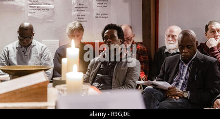 Hamburg, Germany. 24th Dec, 2018. Sailor Emanuel Annan from Ghana (M) takes part in the Christmas service of the Seemannsmission Hamburg with sailors from all over the world. Credit: Markus Scholz/dpa/Alamy Live News Stock Photo