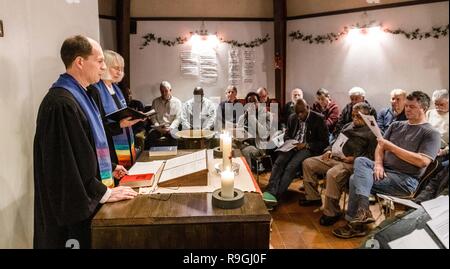 Hamburg, Germany. 24th Dec, 2018. On Christmas Eve, sailor pastor Matthias Ristau and Susanne Hergoss, deacon and managing director of the Seemannsmission Hamburg, preach to seamen who are currently living in the Seemannsmission. Credit: Markus Scholz/dpa/Alamy Live News Stock Photo