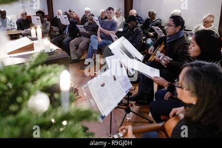 Hamburg, Germany. 24th Dec, 2018. Seamen, who currently live in the Seamen's Mission, sing Christmas songs together with Filipino musicians during a divine service. Credit: Markus Scholz/dpa/Alamy Live News Stock Photo