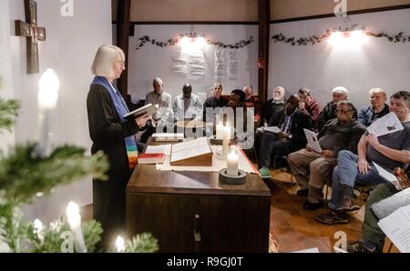 Hamburg, Germany. 24th Dec, 2018. Susanne Hergoss, deacon and managing director of the Seemannsmission Hamburg, preaches on Christmas Eve to seamen who are currently living in the Seemannsmission. Credit: Markus Scholz/dpa/Alamy Live News Stock Photo