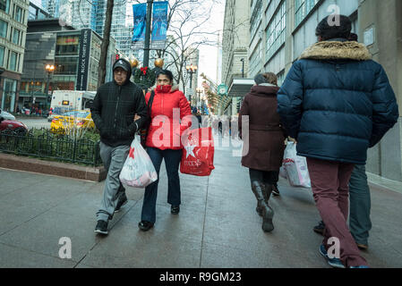 Chicago, USA.  24 December 2018.  Tourists and local Chicagoans shop for last minute gifts on Christmas Eve in a chilly downtown on State Street. Credit: Stephen Chung / Alamy Live News Stock Photo