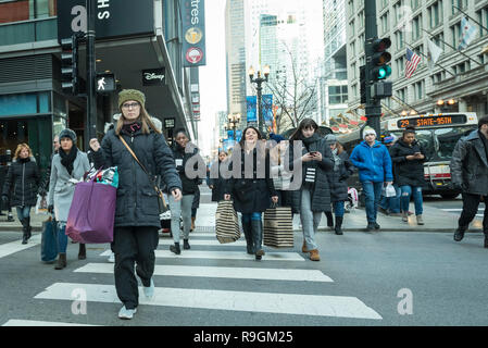 Chicago, USA.  24 December 2018.  Tourists and local Chicagoans shop for last minute gifts on Christmas Eve in a chilly downtown on State Street. Credit: Stephen Chung / Alamy Live News Stock Photo