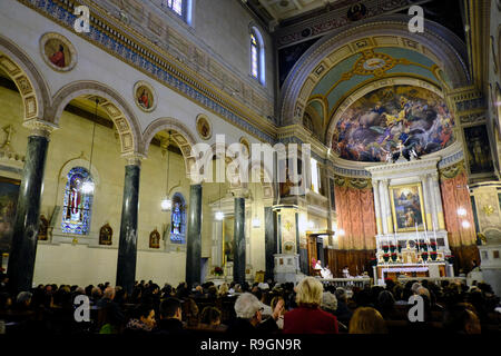 Athens, Greece. 25th Dec, 2018. Catholics celebrate the Christmas at Cathedral Basilica of Saint Dionysius the Areopagite in Athens, on Dec. 25, 2018. Credit: ALEXANDROS MICHAILIDIS/Alamy Live News Stock Photo