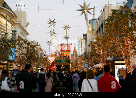 Los Angeles, USA. 24th Dec, 2018. People walk at a shopping center in Los Angeles, the United States, on Dec. 24, 2018. Credit: Li Ying/Xinhua/Alamy Live News Stock Photo