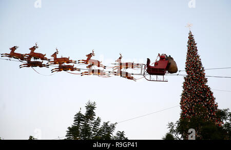 Los Angeles, USA. 24th Dec, 2018. Flying Santa Claus and reindeer are seen at a shopping center in Los Angeles, the United States, on Dec. 24, 2018. Credit: Li Ying/Xinhua/Alamy Live News Stock Photo