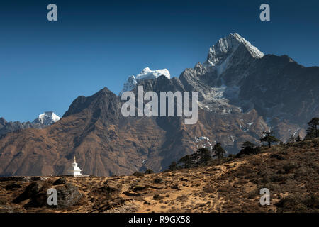 Nepal, Everest Base Camp Trek, Khumjung, new chorten with view of Island Peak, Imjatse behind Stock Photo