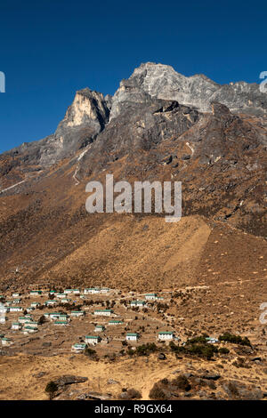 Nepal, Everest Base Camp Trek, Khumjung village houses below Mount Thame (3650m) Stock Photo