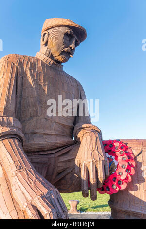 Poppy wreath on the Fiddler’s Green sculpture a memorial for fishermen lost at sea by Ray Lonsdale, North Shields, north east England, UK Stock Photo