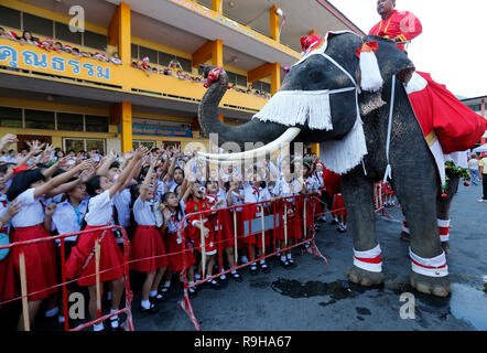 Ayutthaya, Thailand. 24th Dec, 2018. An elephant dressed in a Santa Claus costume performs for students during Christmas celebrations at Jirasart school in Ayutthaya province, north of Bangkok, Thailand on December 24, 2018. Credit: Chaiwat Subprasom/Pacific Press/Alamy Live News Stock Photo