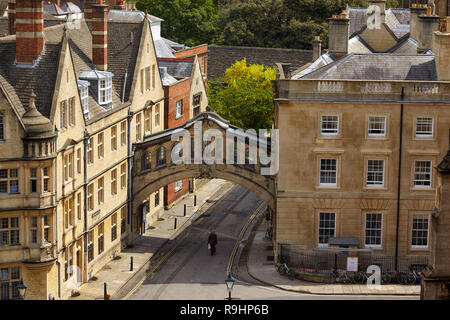 The Hertford bridge or the Bridge of Sighs  over the New college line as seen from the cupola of the Sheldonian Theatre. Oxford University. Oxford. En Stock Photo