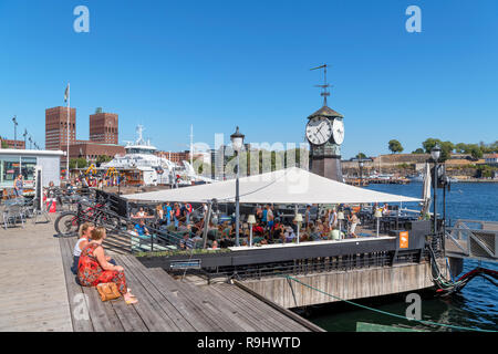 Waterfront cafe on Stranden, in the harbour area, Aker Brygge, Oslo, Norway Stock Photo