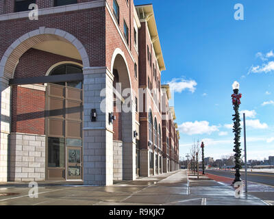 Syracuse, New Yiork, USA. December 25, 2018. Sidewalk next to The Iron Pier Apartments, part of The Inner Harbor neighborhood of Syracuse, NY. Sitting Stock Photo