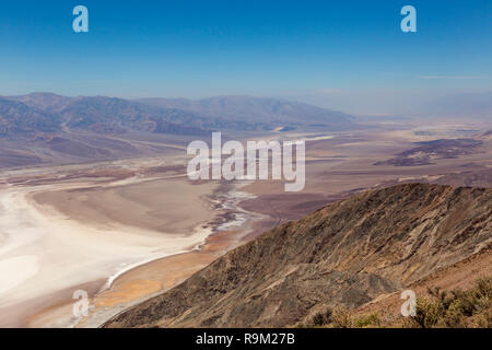 Dante's View is a viewpoint terrace at 1,669 m height, on the north side of Coffin Peak, along the crest of the Black Mountains, overlooking Death Val Stock Photo