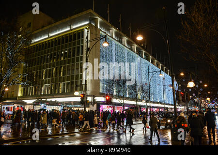 John Lewis department store on London's Oxford Street - Londoners out shopping for last minute bargains prior to Christmas Stock Photo